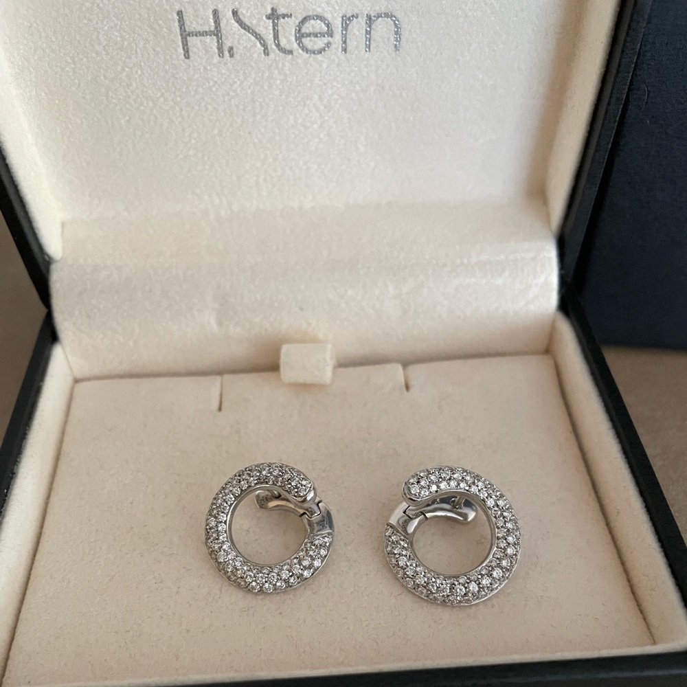 H. STERN 18K 1.25CTW DIAMOND SIDEWAYS HOOP EARRINGS